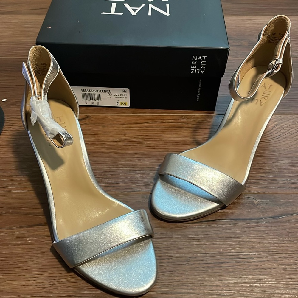 Naturalizer Versa silver leather